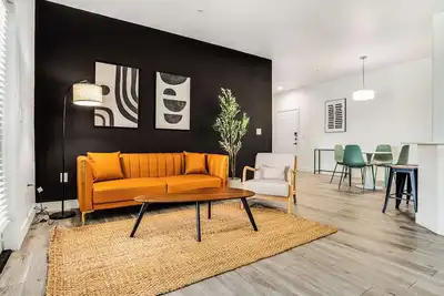 Image de Boulevard Stays Luxe 2br by the Stadium Pool, Parking, Gym 06