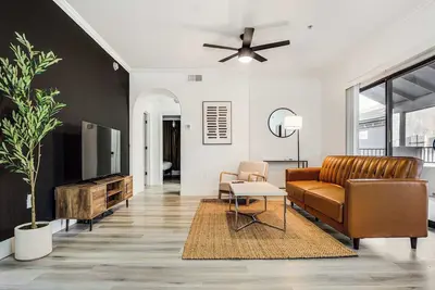 Image de Boulevard Stays 2br by Stadium Pool, Parking, Gym 05