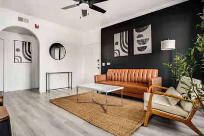 Image de Boulevard Stays 2br by Stadium Pool, Parking, Gym 07