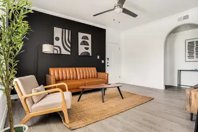 Image de Boulevard Stays 2br by Stadium Pool, Parking, Gym 10