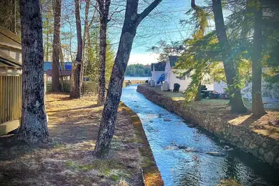 Image de Brookside by Newfound Lake! \nRenovated 2 bdrm home - short walk to sandy beach