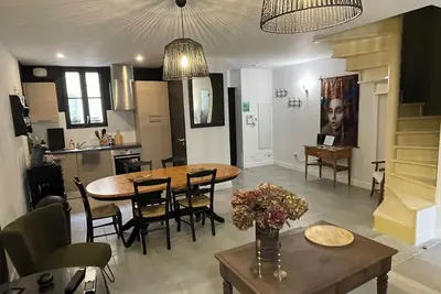 Image de Bienvenue au Trois six\nTrès beau Duplex Climatisé \nÀ 1 min du centre historique