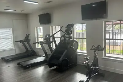Image de 2-bedroom apartment in cool Denton with fitness room, WiFi, Ac