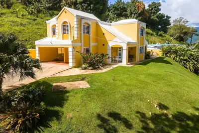 Image de Spacious 5-bedroom house views of El Yunque and saltwater spa.