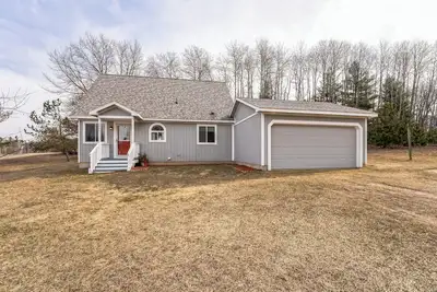 Image de Secluded Lakefront Chalet in Canadian Lakes with Access to No-Wake Lake