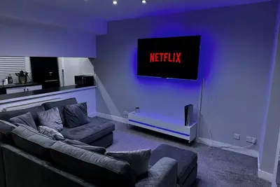 Image de Modern 3-Bedroom Home with Cozy Cinema-Style Living Space