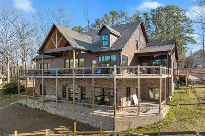Battle Branch Retreat - Luxurious Lake Side Escape