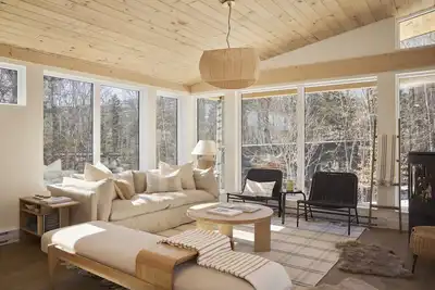 Image de Scandinavian inspired 2 bedroom cabin near Mont Tremblant | Hot tub | Fireplace