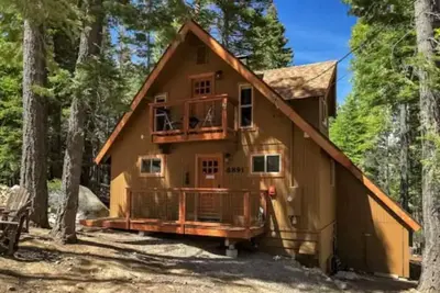 Image de West Shore Tahoe 3-bedroom cabin with hot tub, private beach, fenced, pets ok!