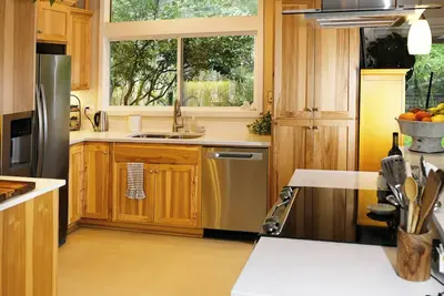 Image de Peaceful, quiet two-bedroom home in forested hills of South Eugene