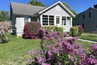 Image de Charming 3-Bedroom Cottage, Steps to Sandy Beach & Restaurant in Wine Country.