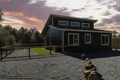 Image de Charming Cozy Eco Hut - Serene Yosemite Escape - The Black Swan