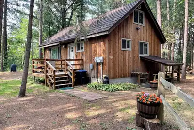 Image de Peaceful Wooded Sanctuary on creek with tree house and private dog park