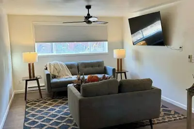 Image de Modern 2br Retreat • Central Williston Location