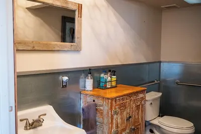 Image de Charming 2-bedroom house with WiFi, Ac in fabulous Williams