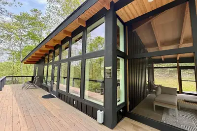 Image de The Briar House-a modern, stylish, spacious romantic cabin w/ hot tub & trails!
