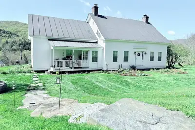 Image de Fayston Farmhouse + 1850 Barn - Sugarbush Vermont Retreat