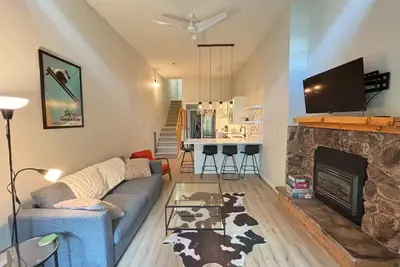 Image de Mountain Edge Retreat, King Bed, Ski-in / Ski-out