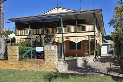 Image de 7 Bedroom Queenslander close to rock wall