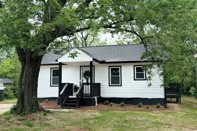 Image de Mtsu football and Downtown Murfreesboro! Near Siegel soccer, Nashville! New 2br