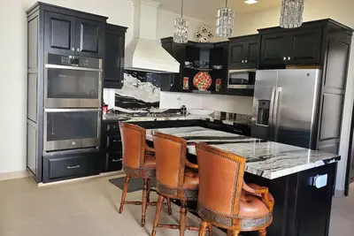 Image de Pristine 3-bed, 3. 5-bath villa with mountain, golf course, sea views & hot tub \n