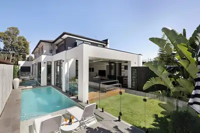 Image de Bayside Grandeur with Heated Pool, Spa and Sauna plus each Bedroom has Ensuite