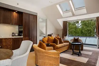 Image de Ben Lomond 2 -Top-floor lakeshore apartment