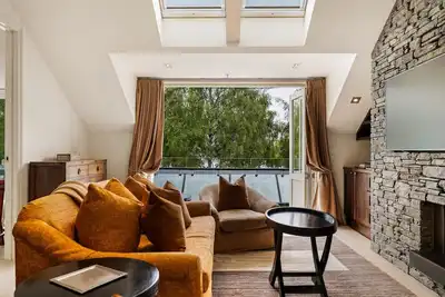 Image de Ben Lomond 3 -Top-floor lakeshore apartment