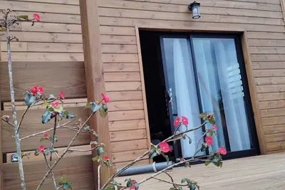 Image de Ti Kaz'Olivine, chalet tout équipé, avec jacuzzi. Vue mer et montagne. 45m2.