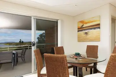 Image de Tuncurry Tides overlooking the lake.