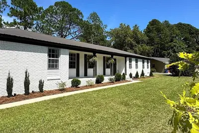 Image de Sleeps 6-8; Across from Sand Mountain Park