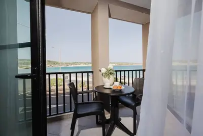 Image de Cosy seaside apartment just steps from Mellieha Beach 🌊🐚. Enjoy sea views, a spacious terrace 🌴 and modern comfort—perfect for families, couples or business travelers 🌺.