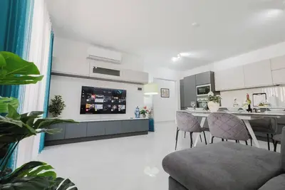 Image de Escape to our stylish 2-bedroom apartment in the heart of Mellieħa. With modern comforts, high-speed Wi-Fi, and a fully equipped kitchen, it’s the perfect base to explore Malta’s beaches, landmarks, and charming coastal life.