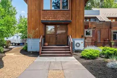 Image de Spacious retreat for reunions, friends, family, and business