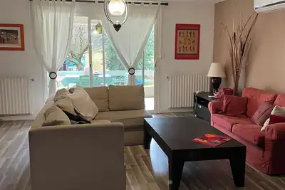 Image de Villa terrain arboré entre vignes et pins avec Piscine privée