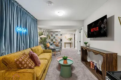 Image de Huge Modern Home | Sleeps 12 | Near Airport | Yard