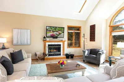 Image de Galena Retreat: Spacious, Modern 4br*King Beds*Hot Tub*Pool Table*Amenity Access