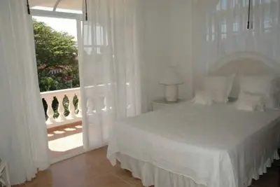 Image de Sea-views condo steps from sandy beach, 2bd, guest-friendly