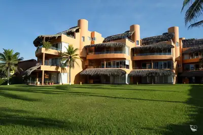 Image de Beach front 3-bedroom condo on Playa Blanca in fantastic Zihuatanejo