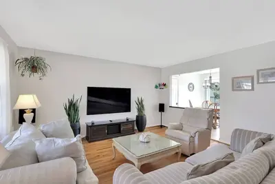 Image de Modern, spacious 3 Br/2 Ba in Speedway w/beautiful outdoor deck and landscaping