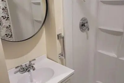 Image de Roberts ave. Immaculate Rental For Nurses Apt C