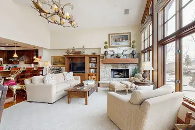 Beautiful condo with views of Dollar Mountain, cable, WiFi, fireplace, & patio