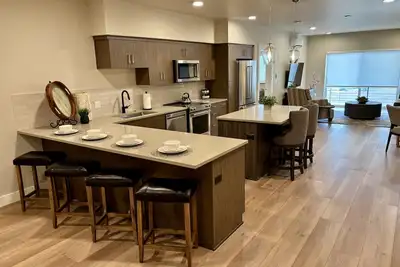 Mountain views condo with coffee/restaurant on first floor