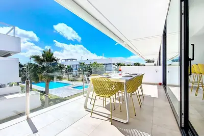 Image de Appartement en attique avec vue sur la piscine