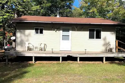 Image de Welcoming off the Grid 2-bedroom Cabin in Skanee. On the Big Huron River.