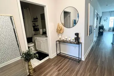 Image de Luxurious Master'S Week 2br townhome, 20 mins away WiFi, Washer\/Dryer, Sleeps 6.