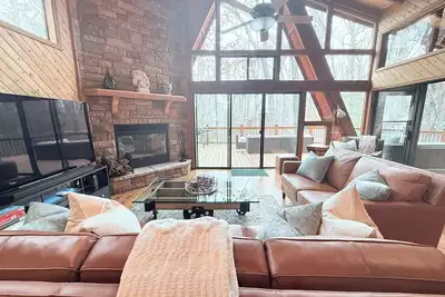 Image de Serenity Now – Pristine Lake Chalet with Hot Tub, Kayaks & Peaceful Nature Views