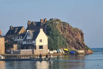 Image de Belle maison rénovée et typique les pieds dans l'eau