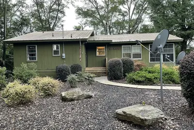 Image de Lake front with dock & covered slip on Lake Hartwell. The Reese Retreat!