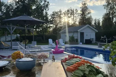 Image de Exclusive lakeside accommodation with pool, jacuzzi & large living areas